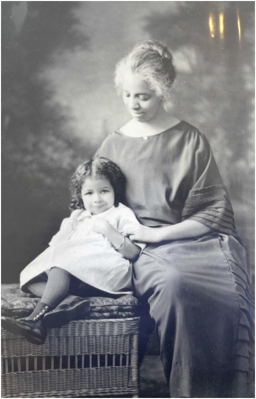 Black and white photograph portrait of Adelaide(left) and Otelia(right) Cromwell.