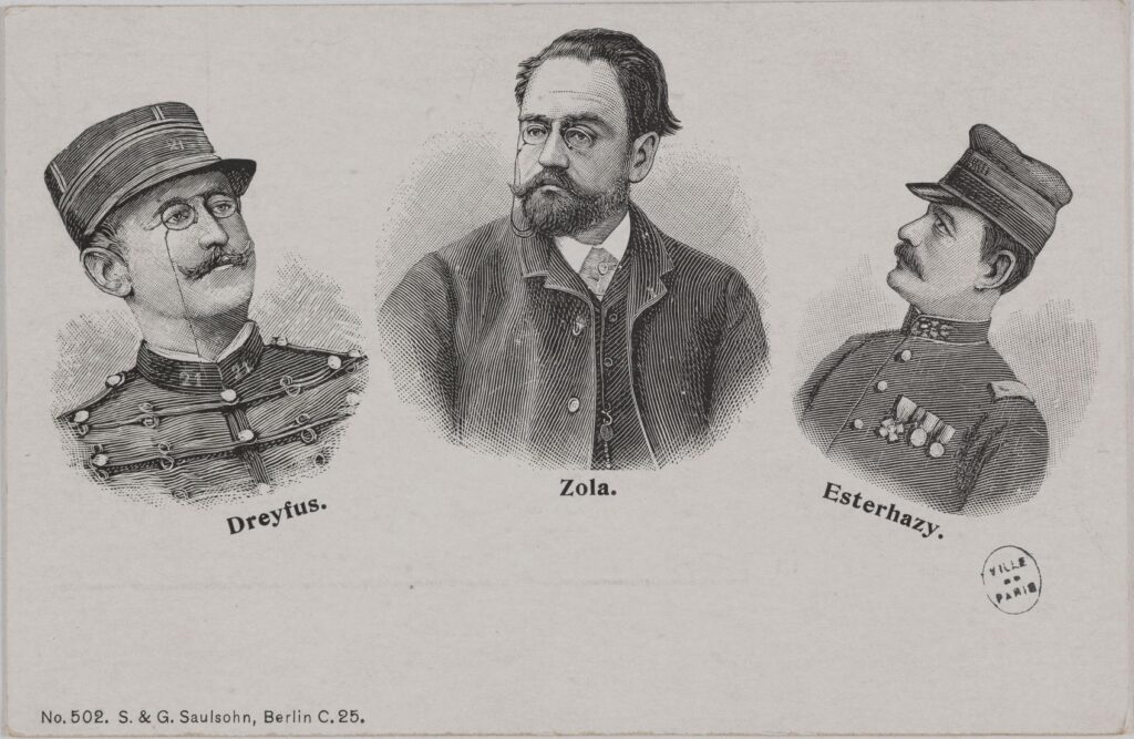 Carte postale imprimée en noir et blanc avec portraits de Dreyfus, Zola, Esterhazy