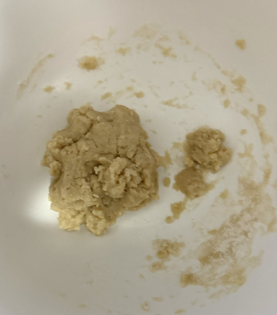 une photo du mélange de farine, de sel, de lait et de beurre