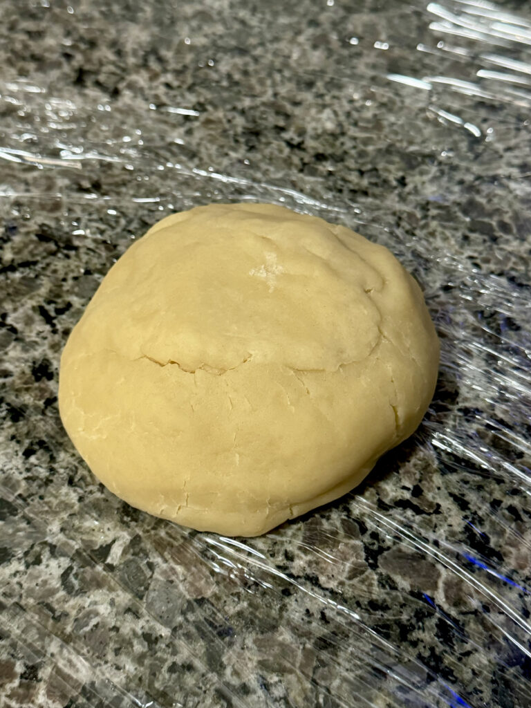 Le pâté a reposé au réfrigérateur pendant une heure pour se raffermir.