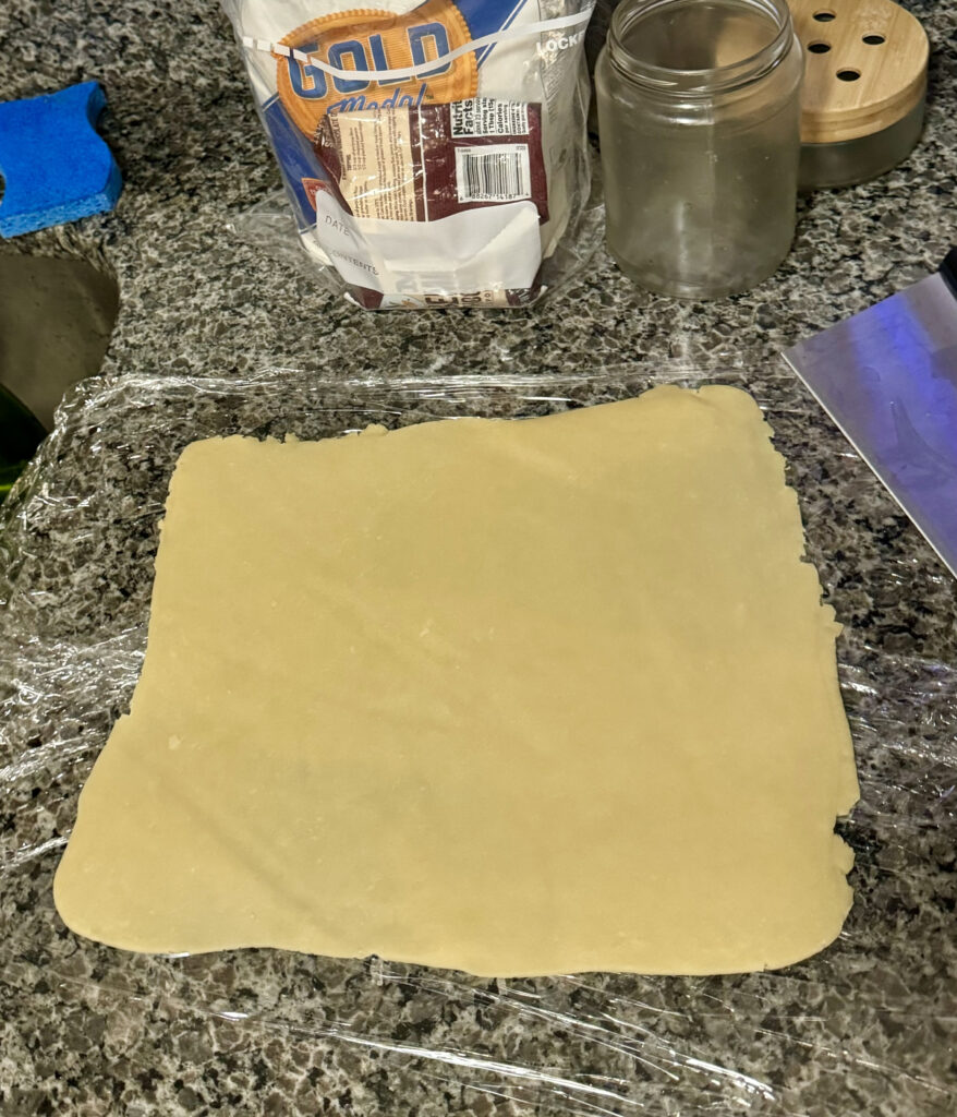 le pâté après l'avoir étalé en forme de carré