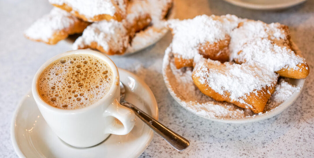 Beignets! Ava Barham et Miriam Saletan