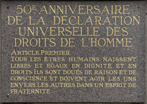 Plaque où est inscrit l'article premier de la Déclaration Universelle des droits de l'homme