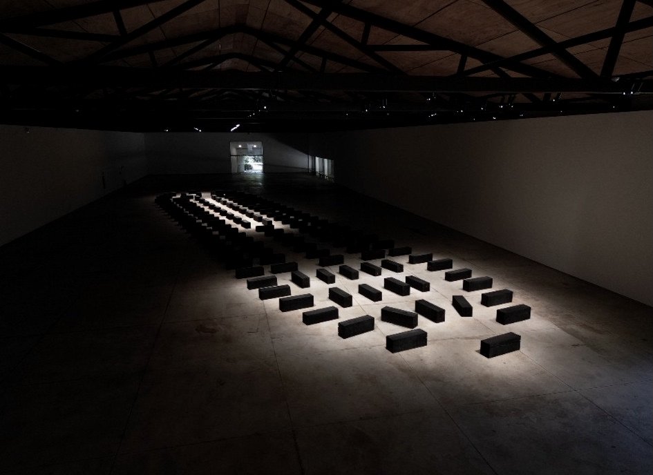 Installation view of "O Barco" by Grada Kilomba