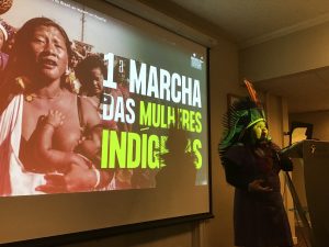 Sônia Guajajara com o Vídeo da Primeira Marcha das Mulheres Indígenas